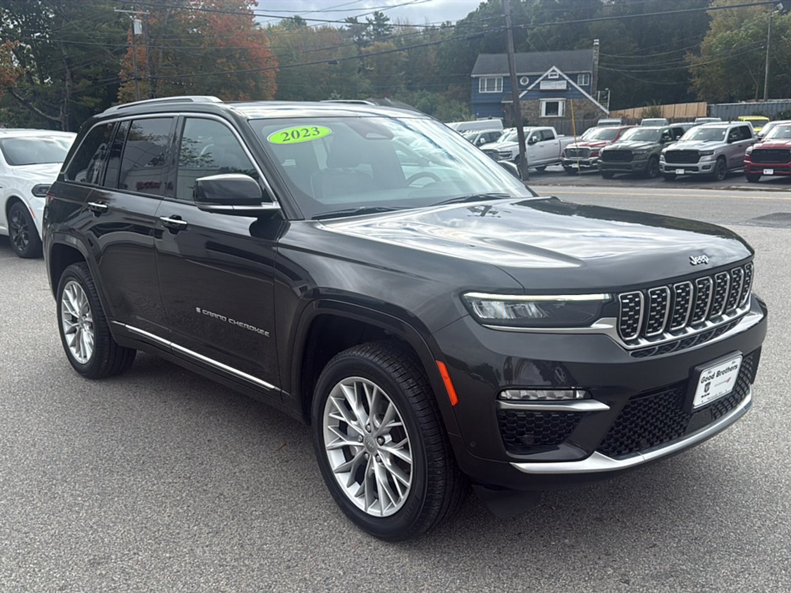 Used 2023 Rocky Mountain Pearlcoat Jeep Summit 4x4 image 3
