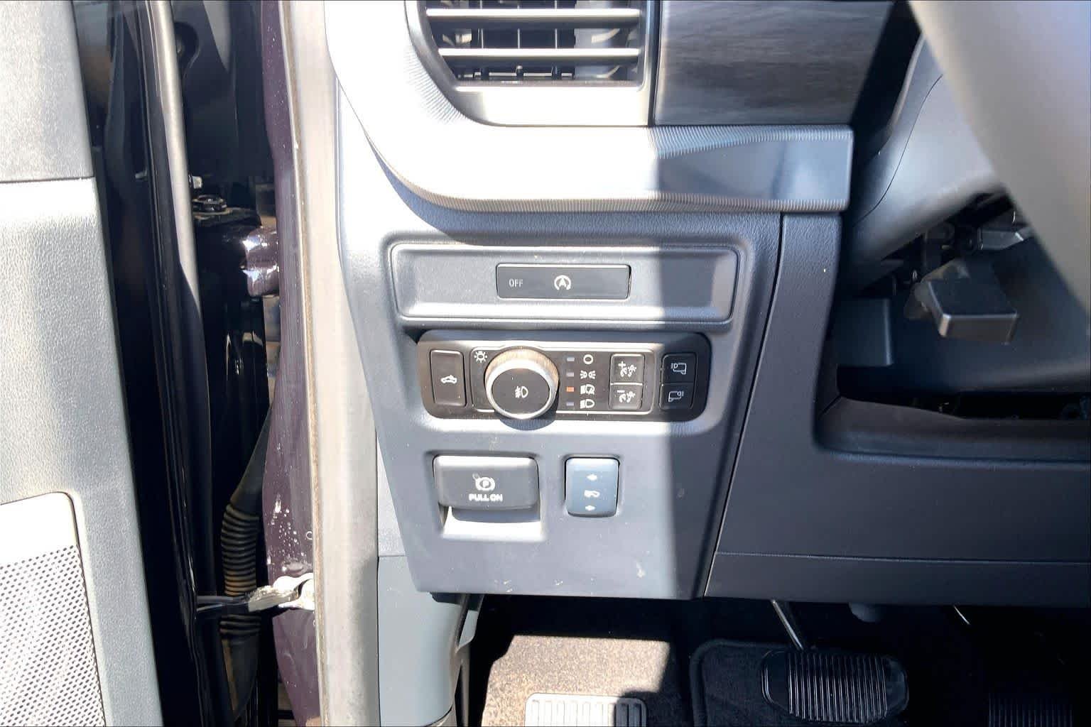 Used 2025 Agate Black Metallic Ford LARIAT image 36