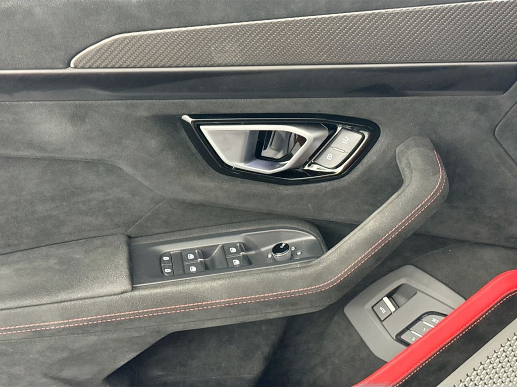 Used 2024  Lamborghini Performante image 18