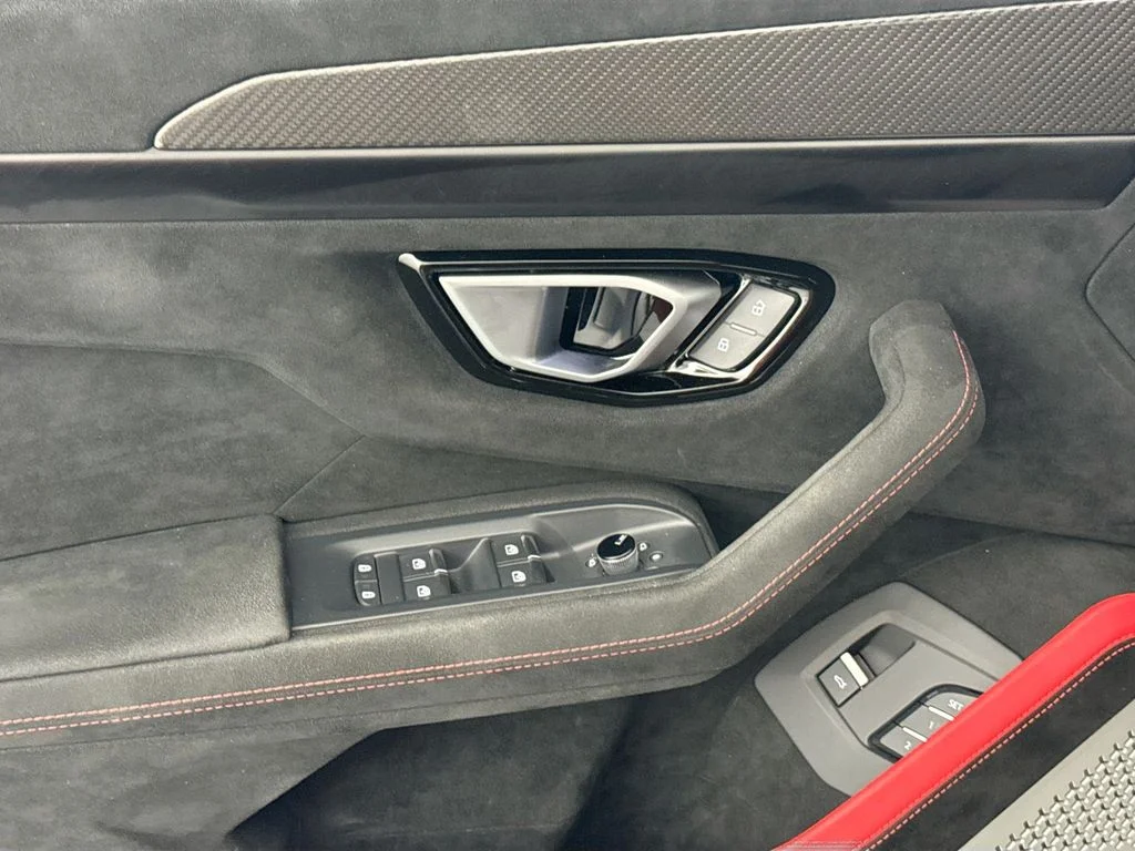 Used 2024  Lamborghini Performante image 18