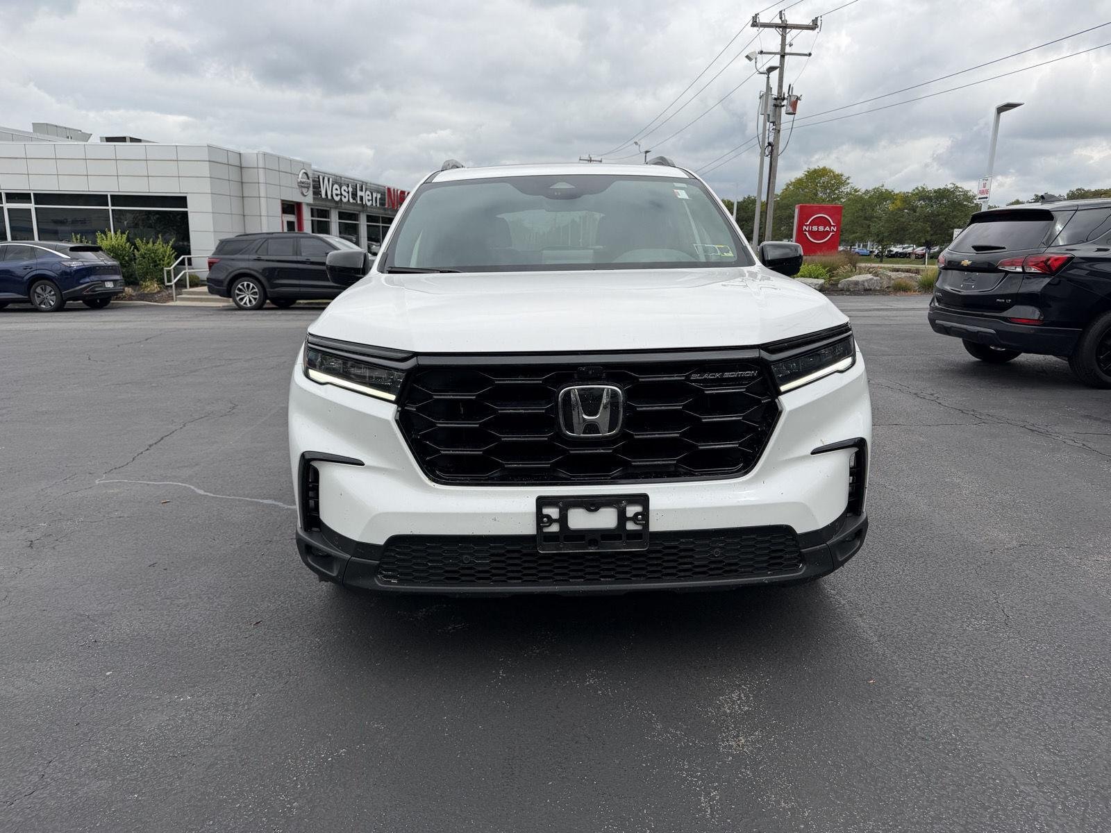 Used 2025 Platinum White Pearl Honda Black Edition image 2