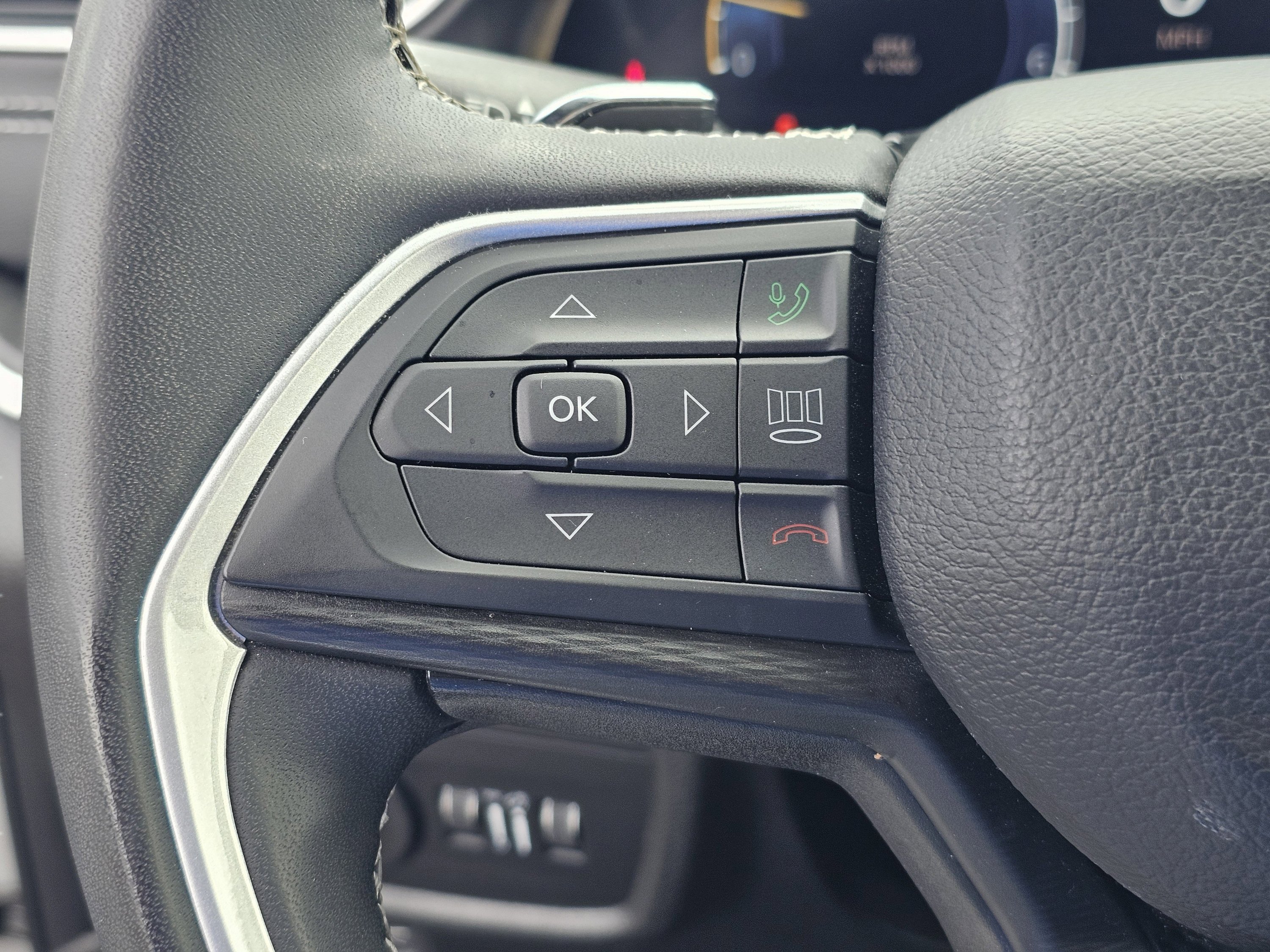 Used 2023 Silver Zynith Jeep Altitude image 21