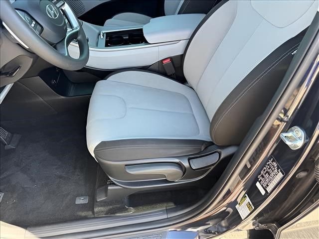 Used 2023 White Hyundai SE image 6