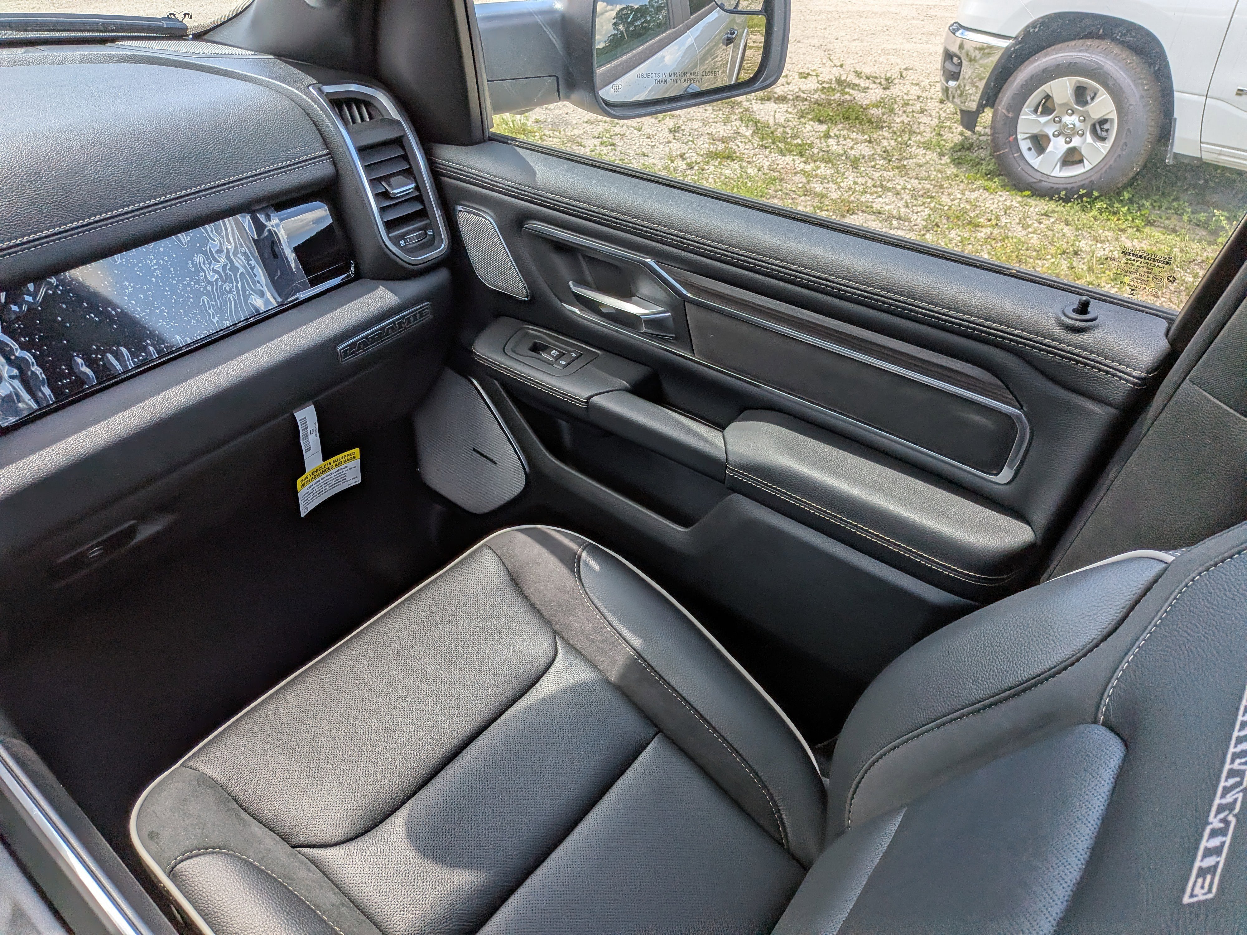 New 2026 Diamond Black Crystal Pearl-Coat Exterior Paint RAM Laramie image 17