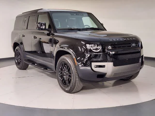 New 2026 Santorini Black Metallic Land Rover S image 7