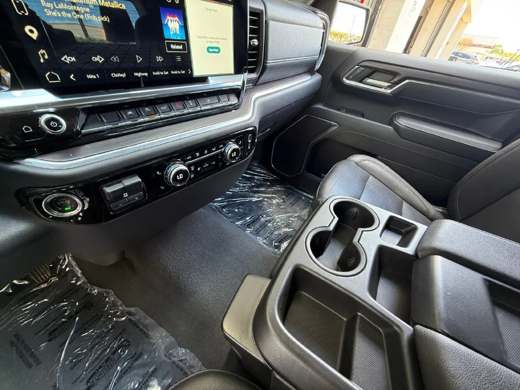Used 2025 White GMC SLT image 21