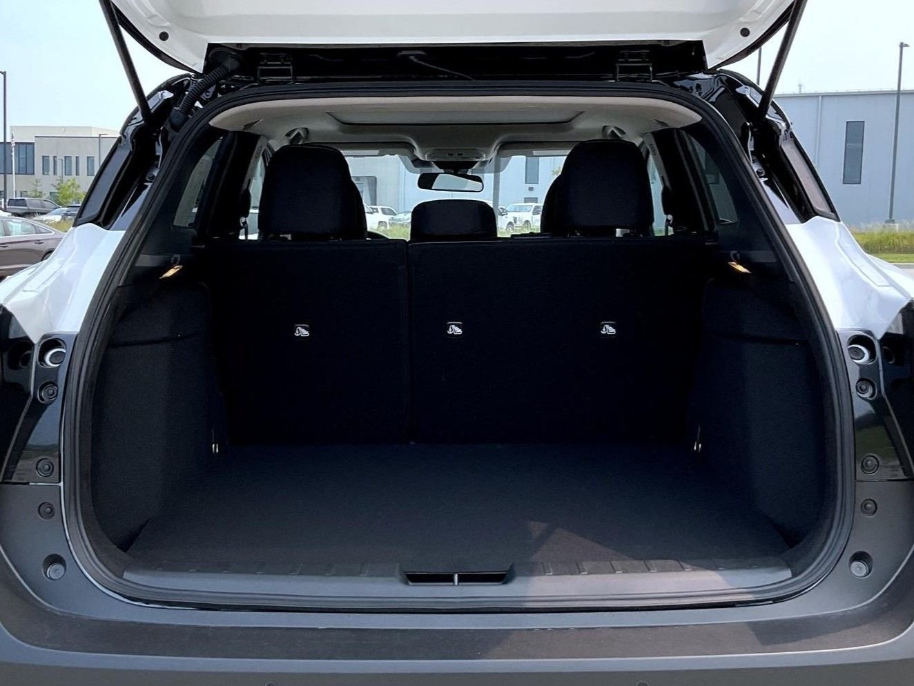 New 2026 Aspen White TriCoat / Super Black Two-tone Nissan SV image 22