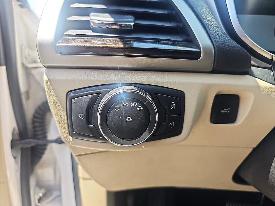 Used 2016 White Platinum Clearcoat Metallic Ford SE image 13