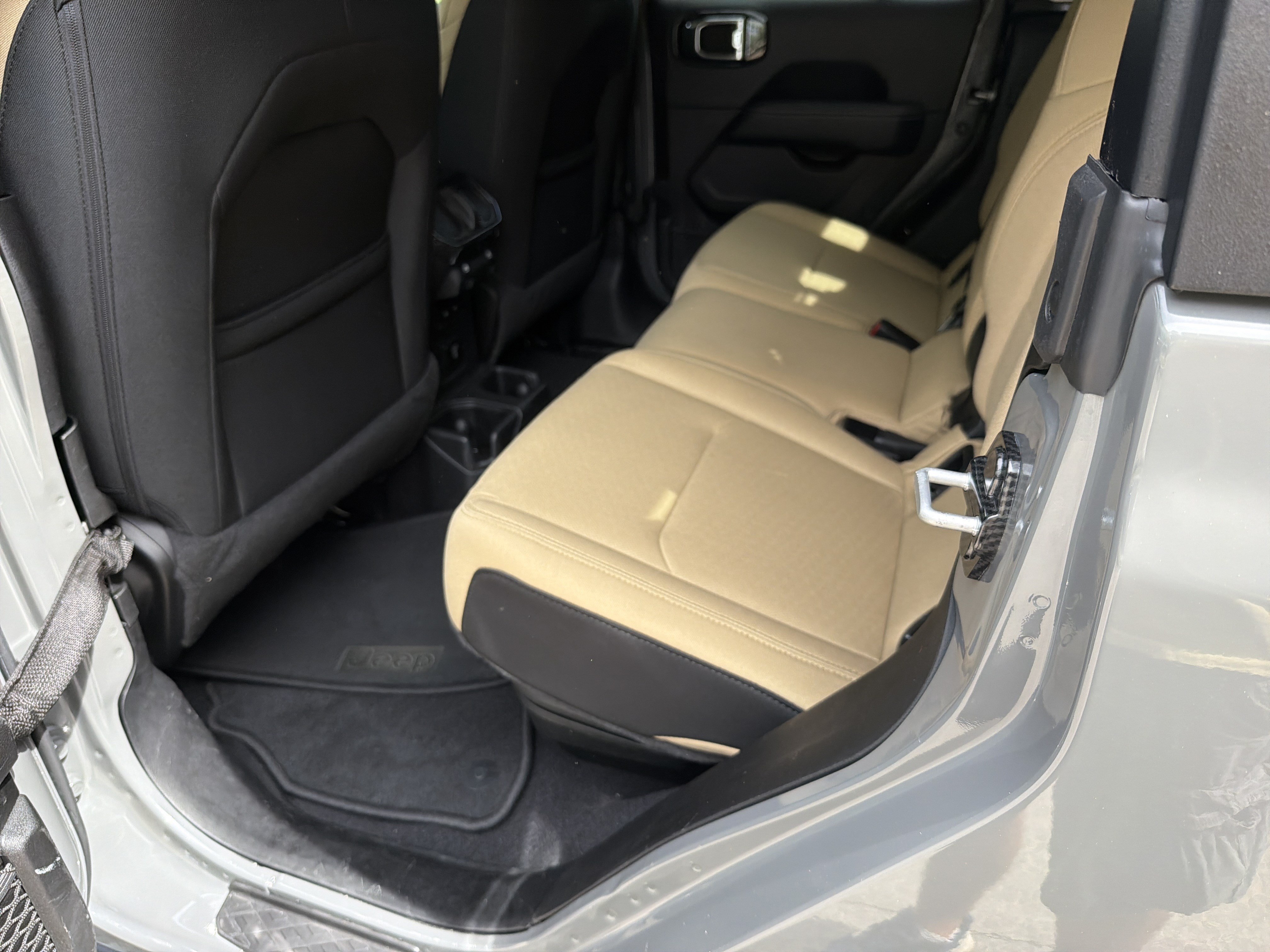 Used 2022 Sting-Gray Clearcoat Jeep Overland image 15