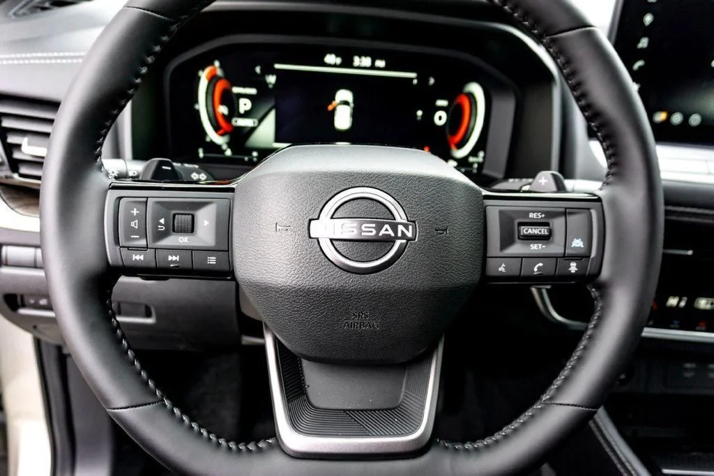 New 2026 Champagne Silver Metallic / Super Black Two-tone Nissan Platinum image 12