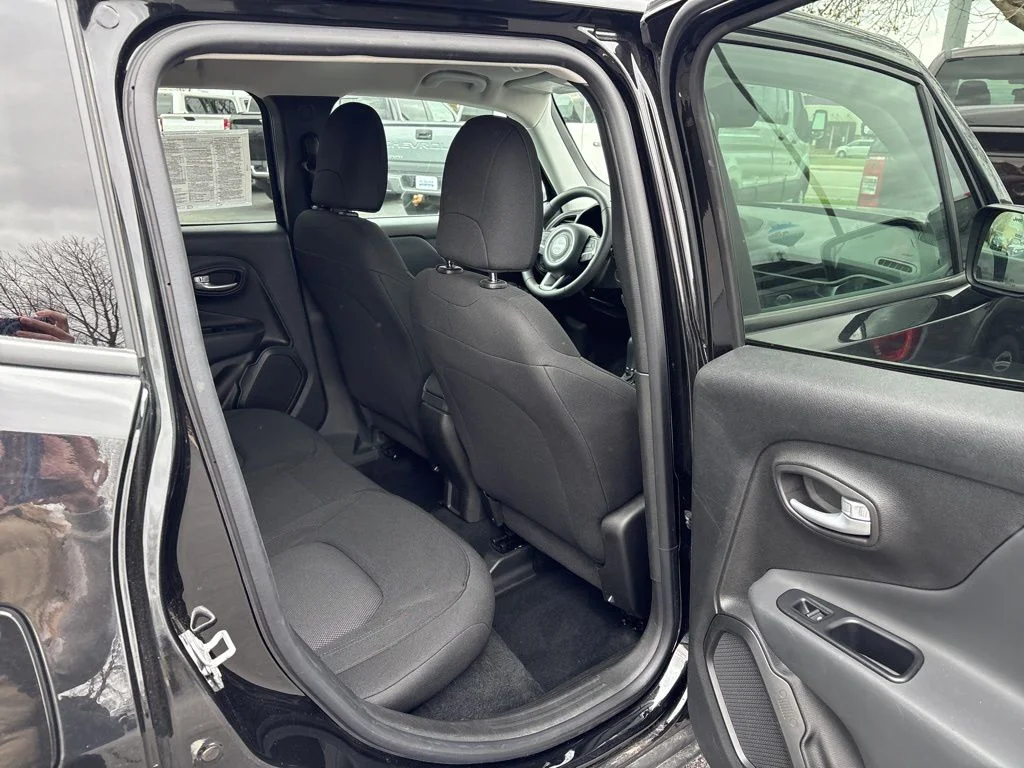 Used 2023 Black Clearcoat Jeep Latitude image 28