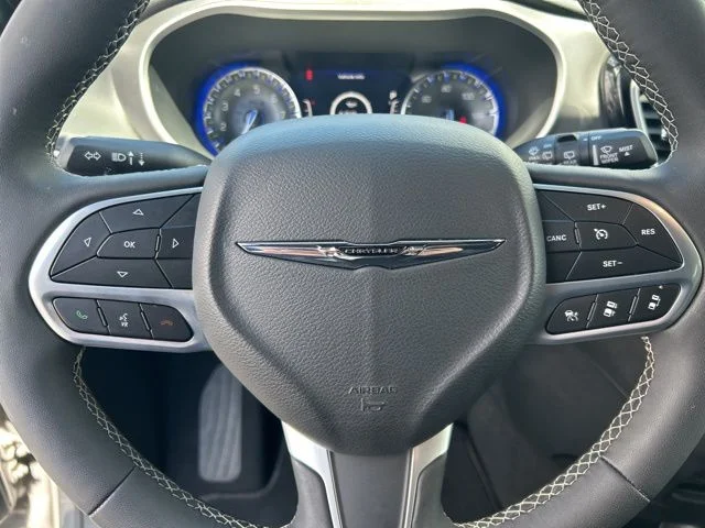 Used 2025 White Chrysler Select image 39