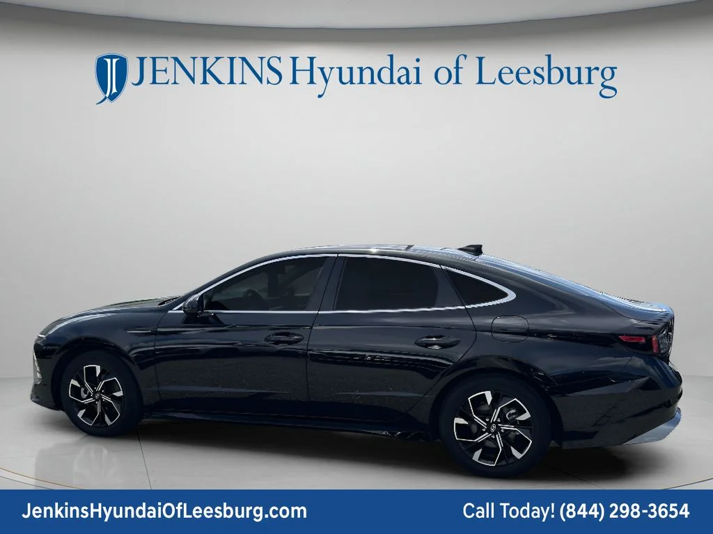 Used 2024 Black Hyundai SEL image 8