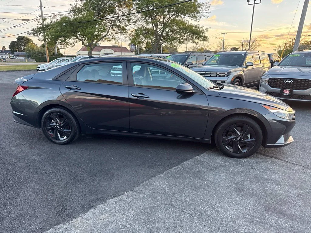Used 2022 Gray Hyundai SEL image 4