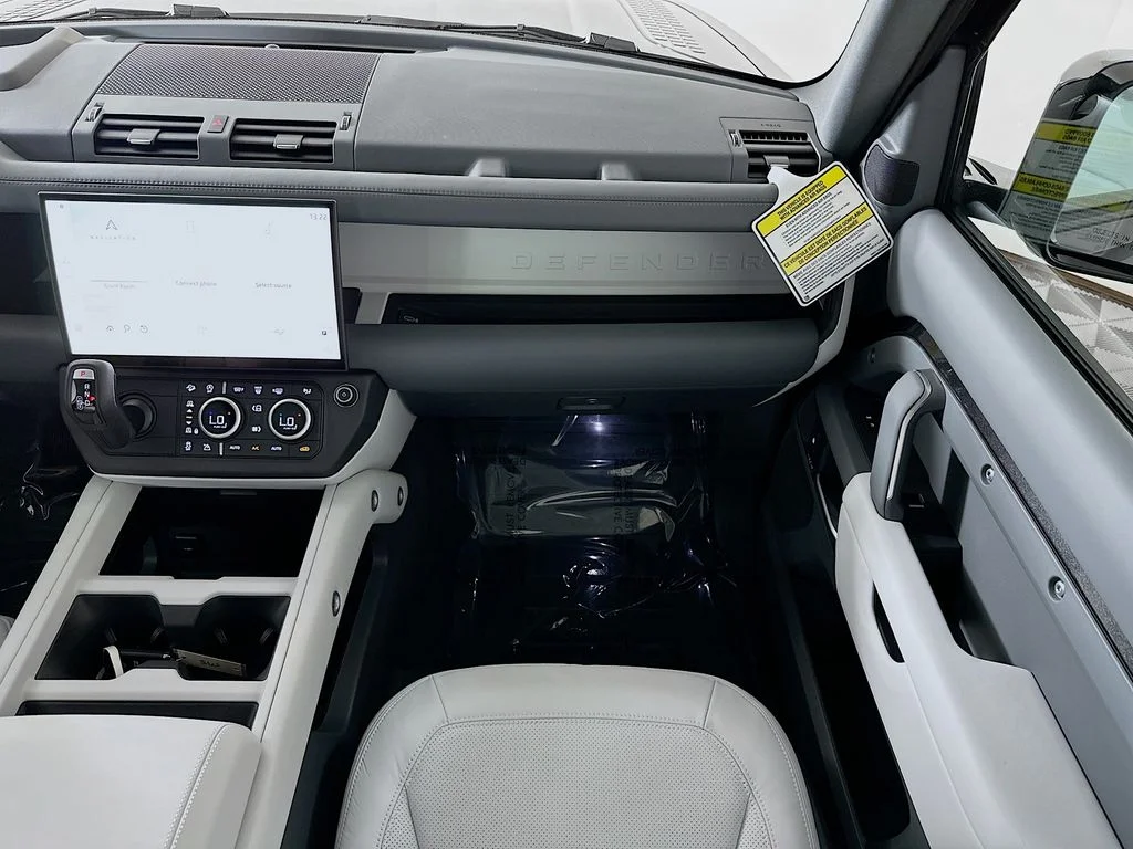 New 2026 Santorini Black Land Rover X-Dynamic SE image 27