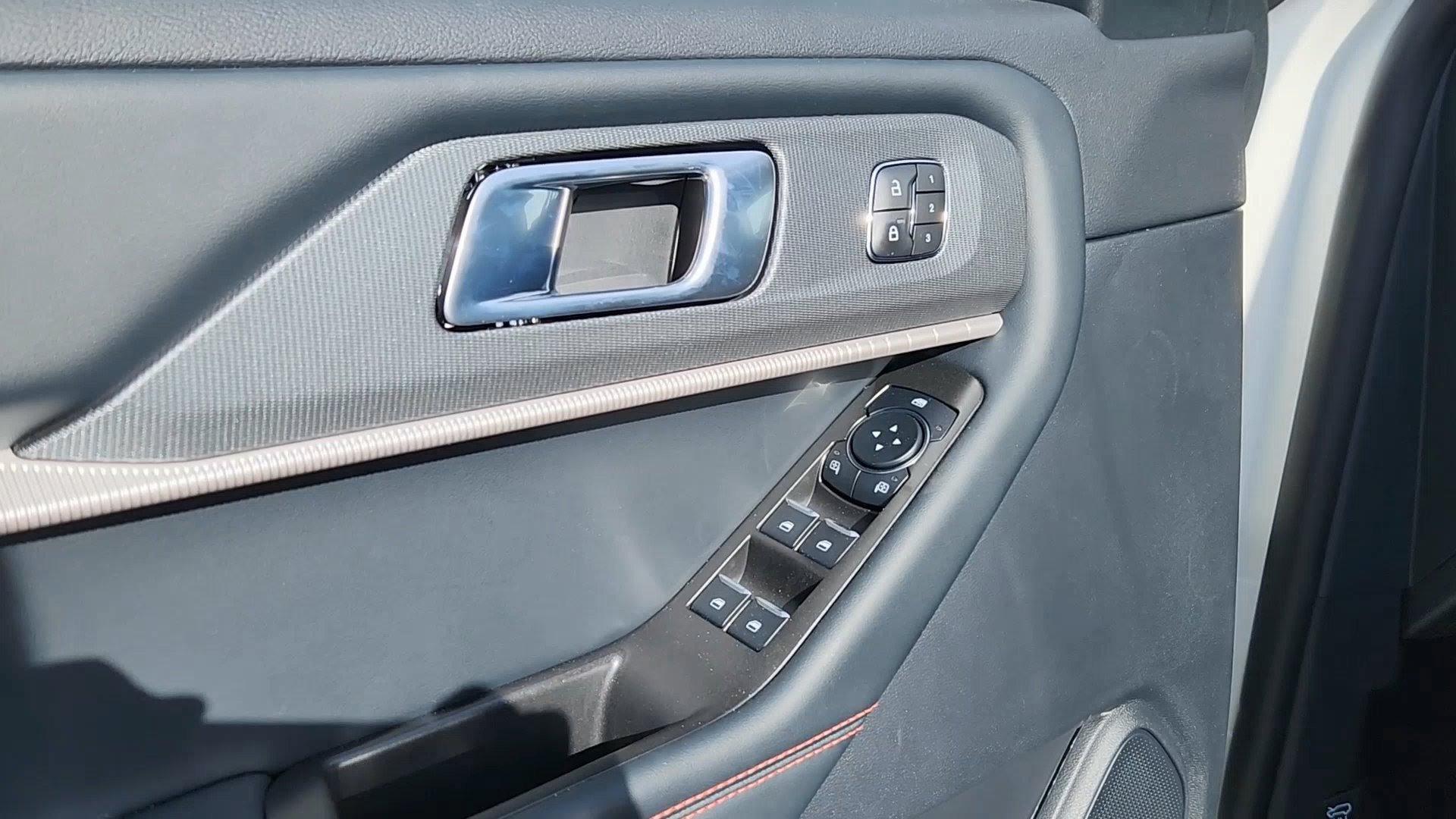 2026 Ford Explorer ST-Line - Photo 17