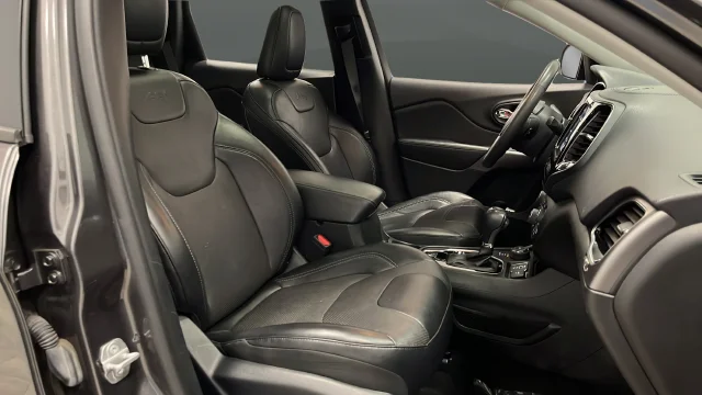 Used 2022 Crystal Metallic Jeep Limited image 24