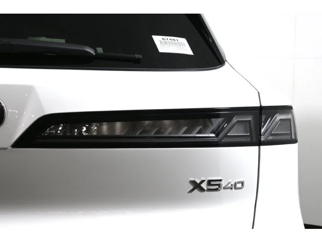 New 2027 Mineral White Metallic BMW 40 xDrive image 13