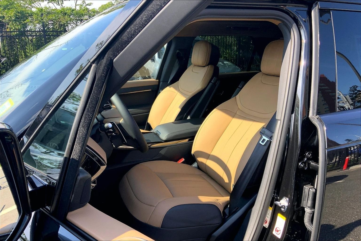 New 2026 Santorini Black Land Rover Dynamic SE image 9