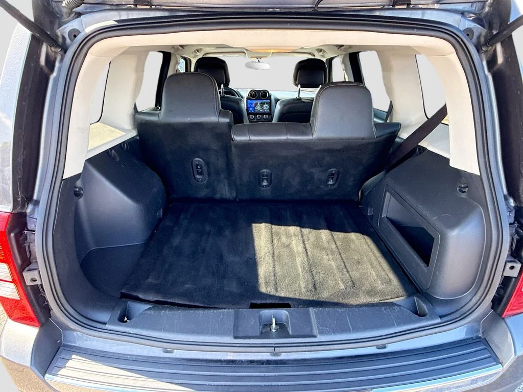 Used 2016 Gray Jeep Latitude image 30