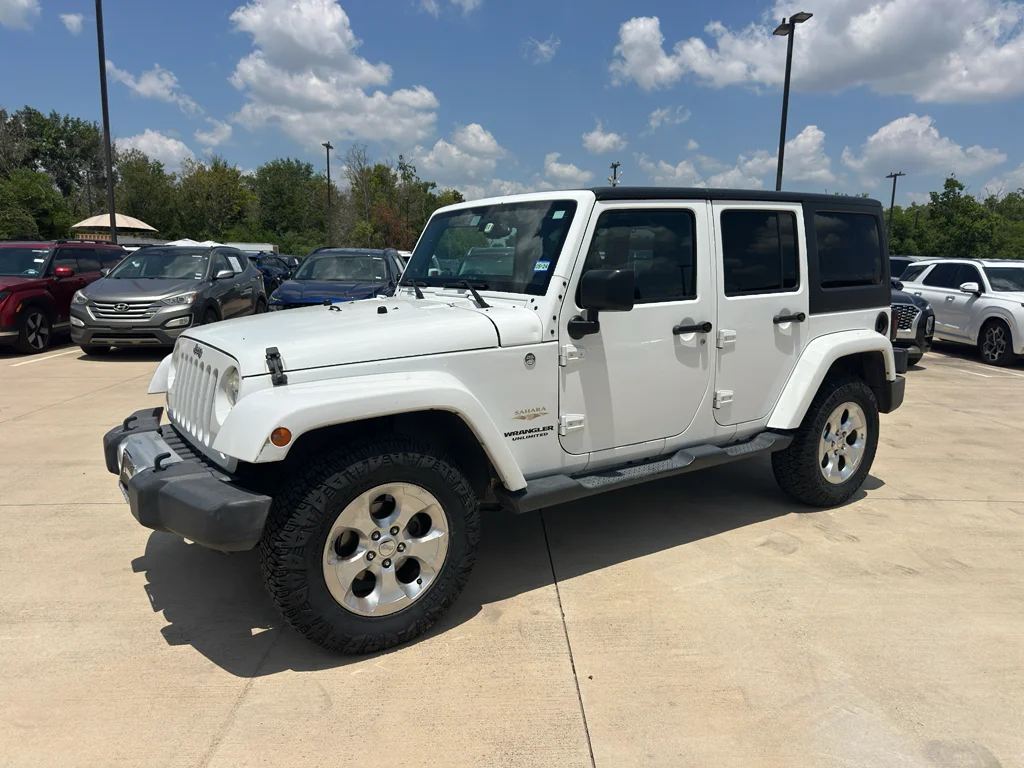 Used 2014 Bright White Clearcoat Jeep Sahara image 16
