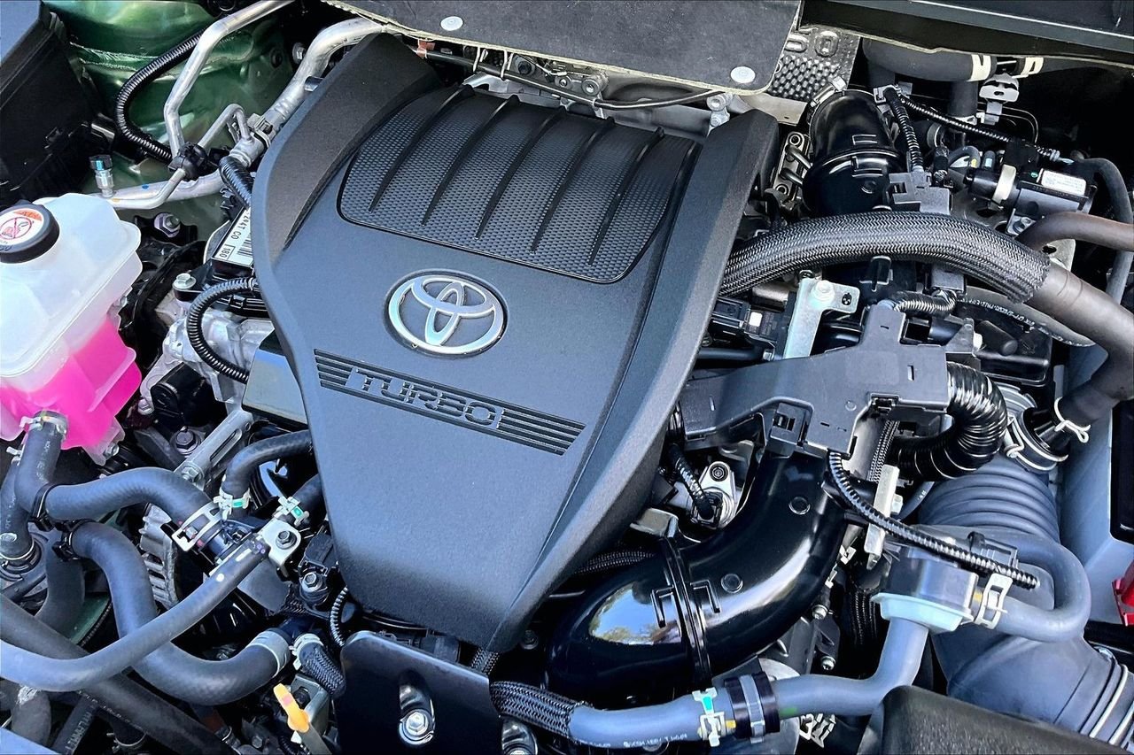 Used 2023  Toyota XLE image 32