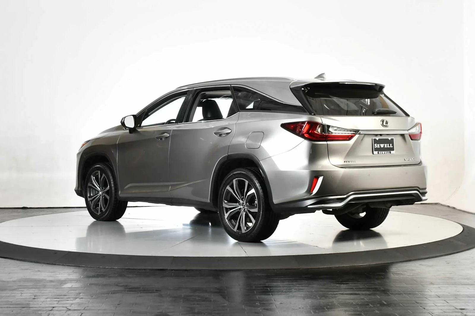 Used 2019 Atomic Silver Lexus Premium image 4