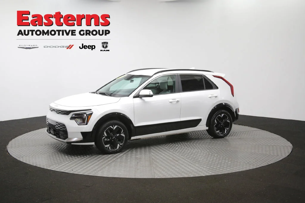 Used 2023 White Kia Wind image 52