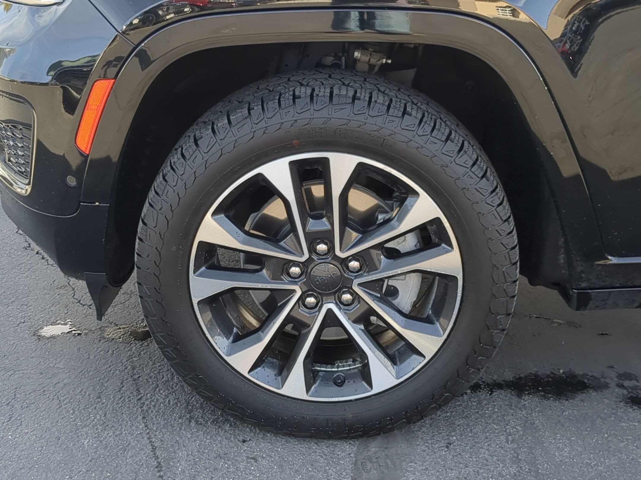 Used 2021 Diamond Black Crystal Pearlcoat Jeep Overland image 11