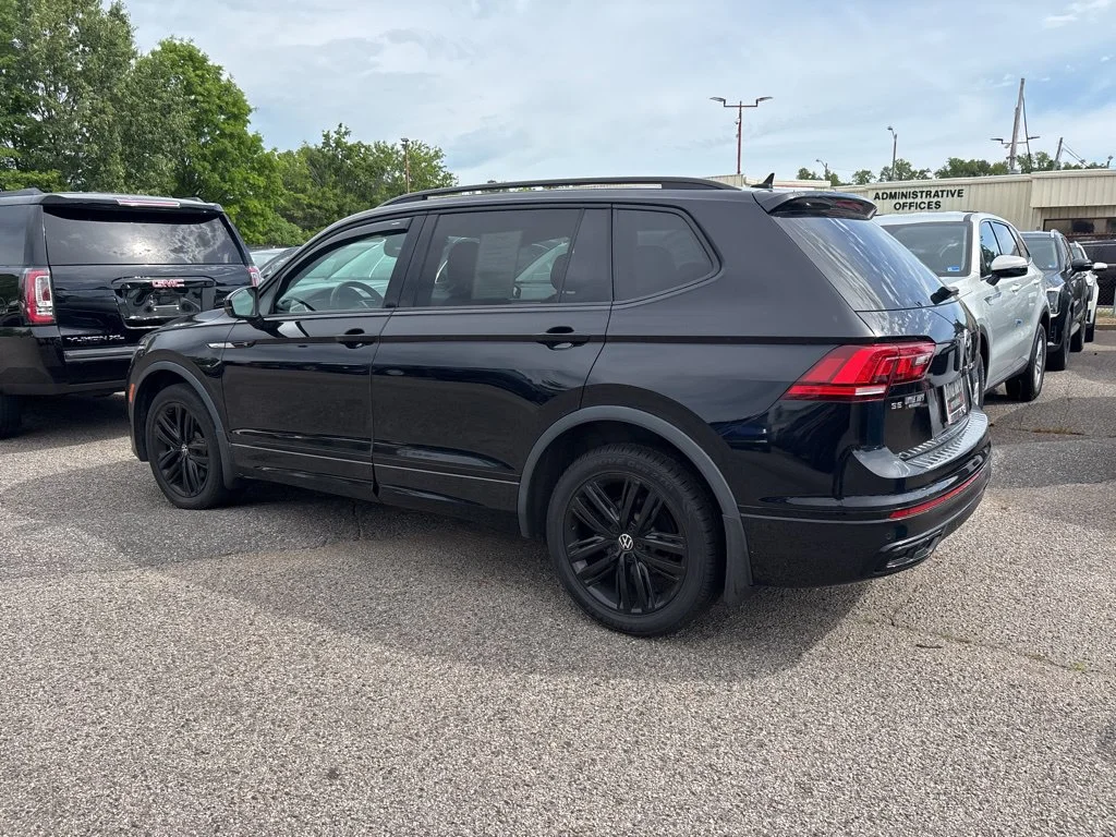Used 2022 Black Volkswagen 2.0T SE R-Line Black image 9
