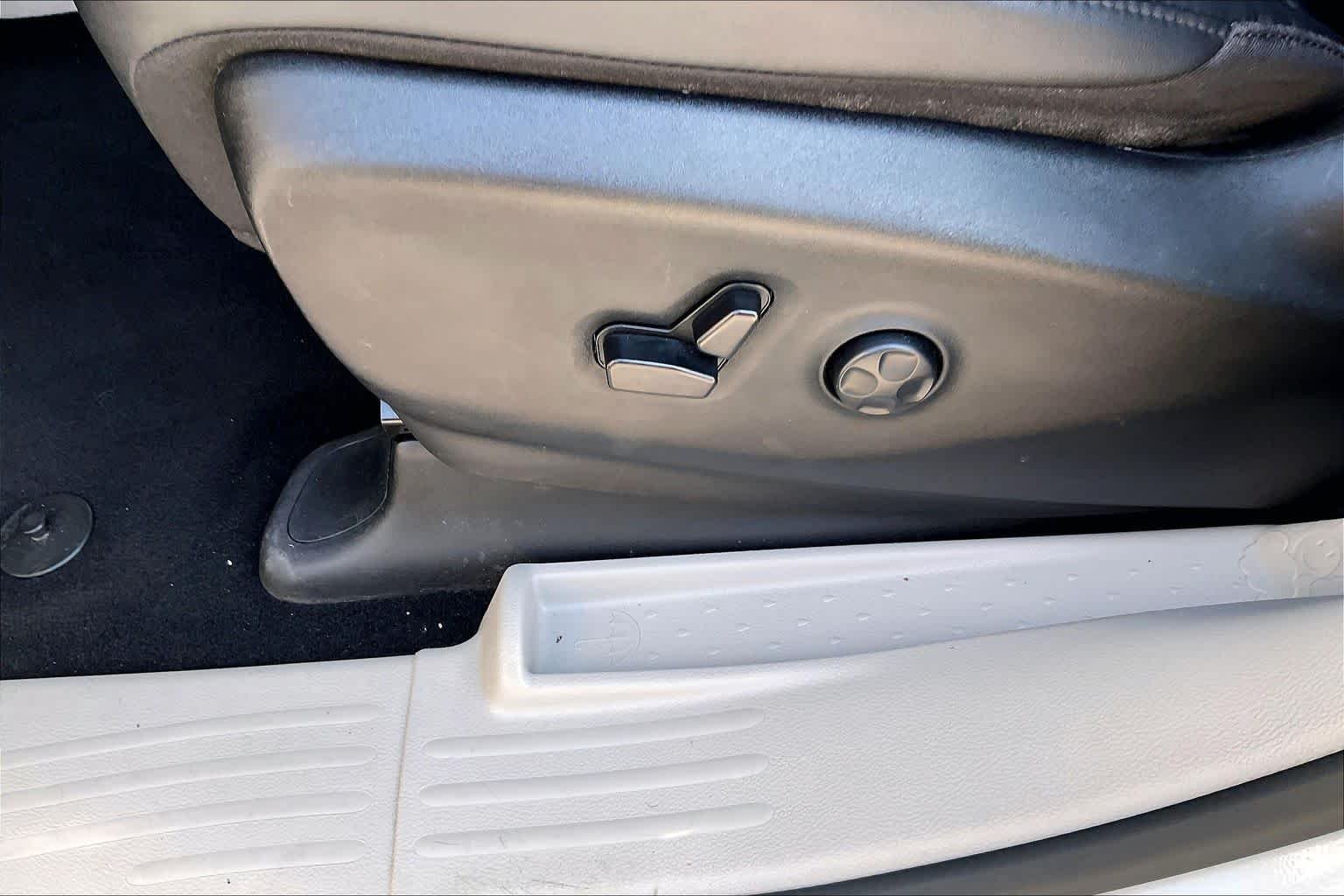 Used 2024 Silver Mist Clearcoat Chrysler Touring L image 31