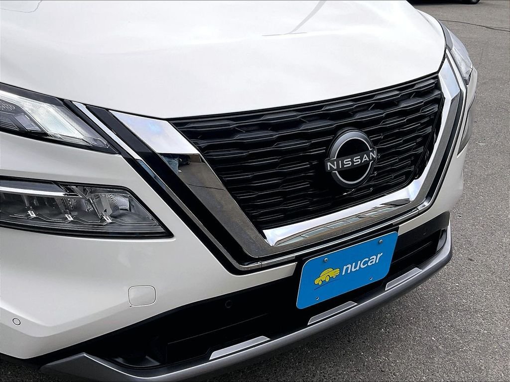 Used 2023 Pearl White Tricoat/Super Black Nissan SL image 32