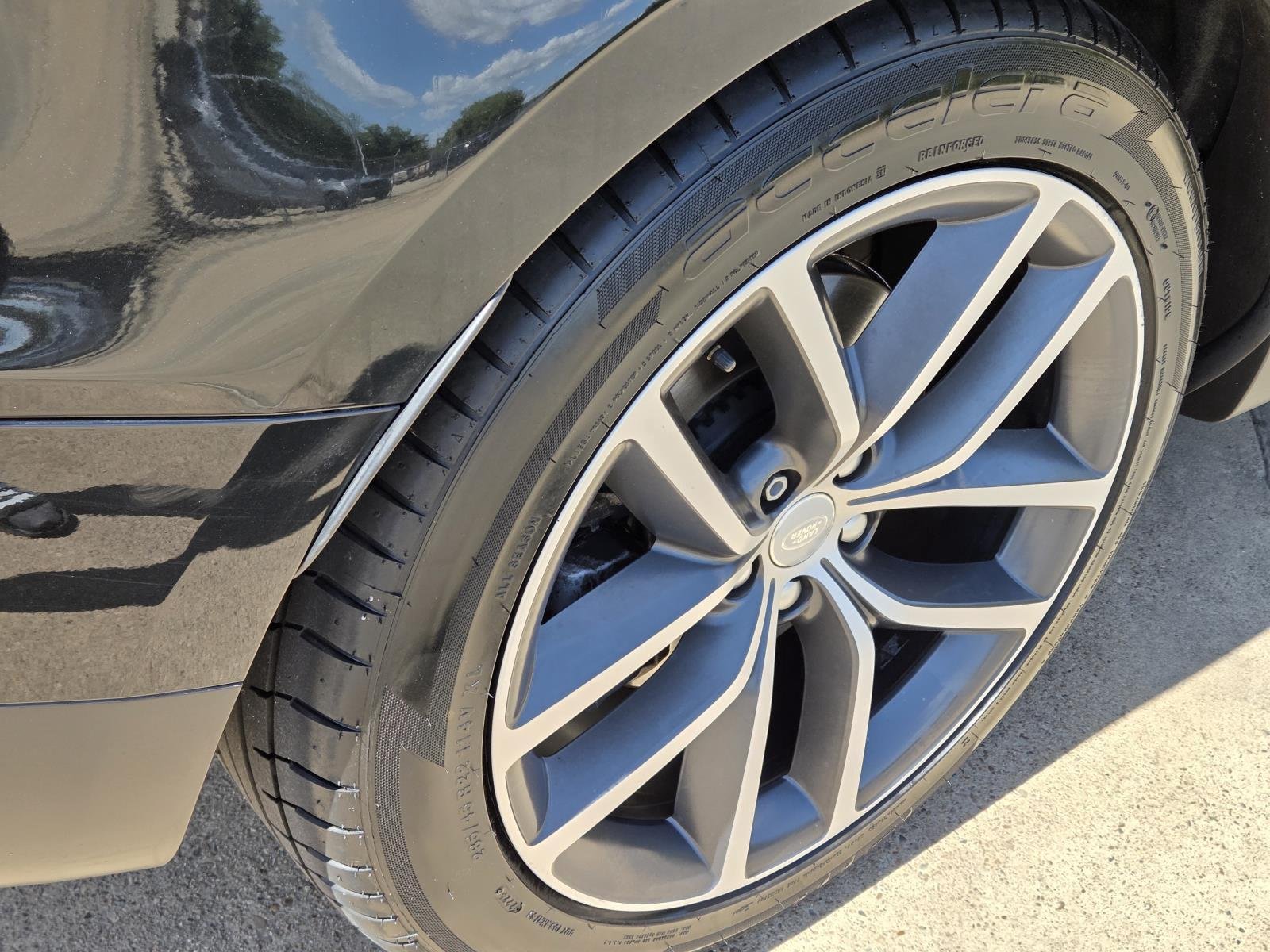 Used 2023 Santorini Black Metallic Land Rover SE image 9