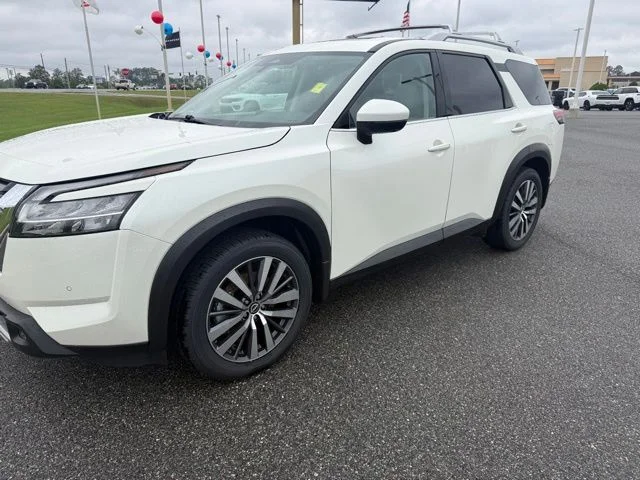 2022 Nissan Pathfinder SL 2WD's photo