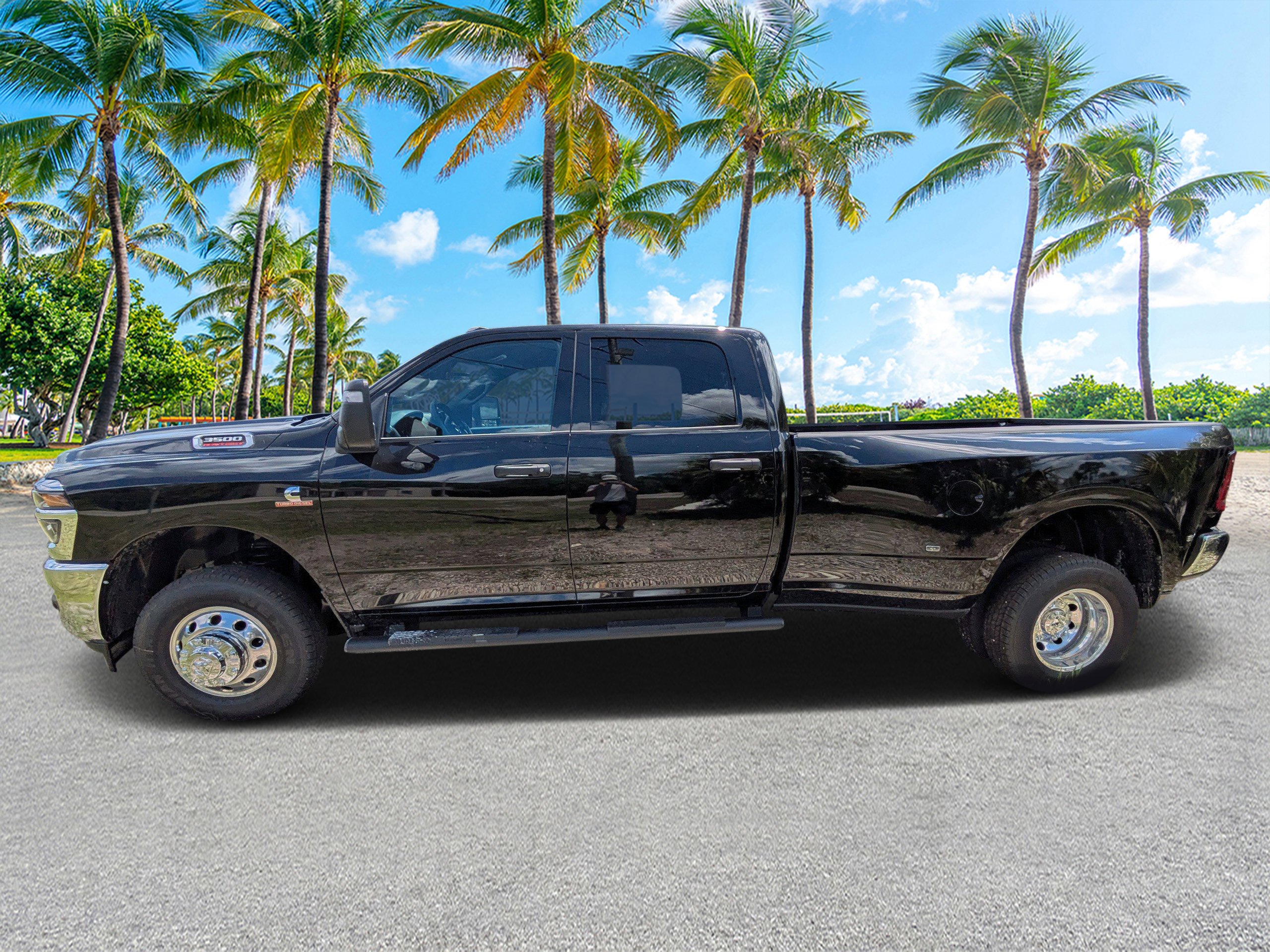 New 2026 Diamond Black Crystal Pearl-Coat Exterior Paint RAM Tradesman image 5