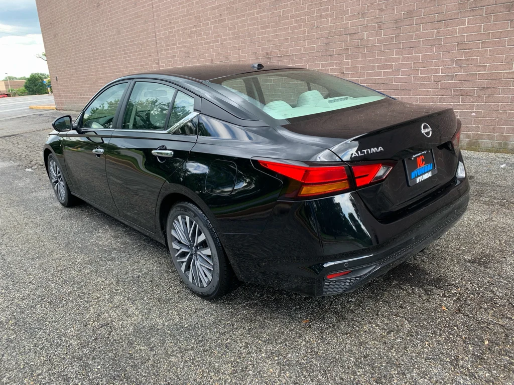 Used 2025 Super Black Nissan SV image 23