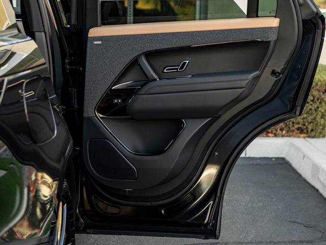 New 2026 Santorini Black Land Rover Dynamic SE image 31