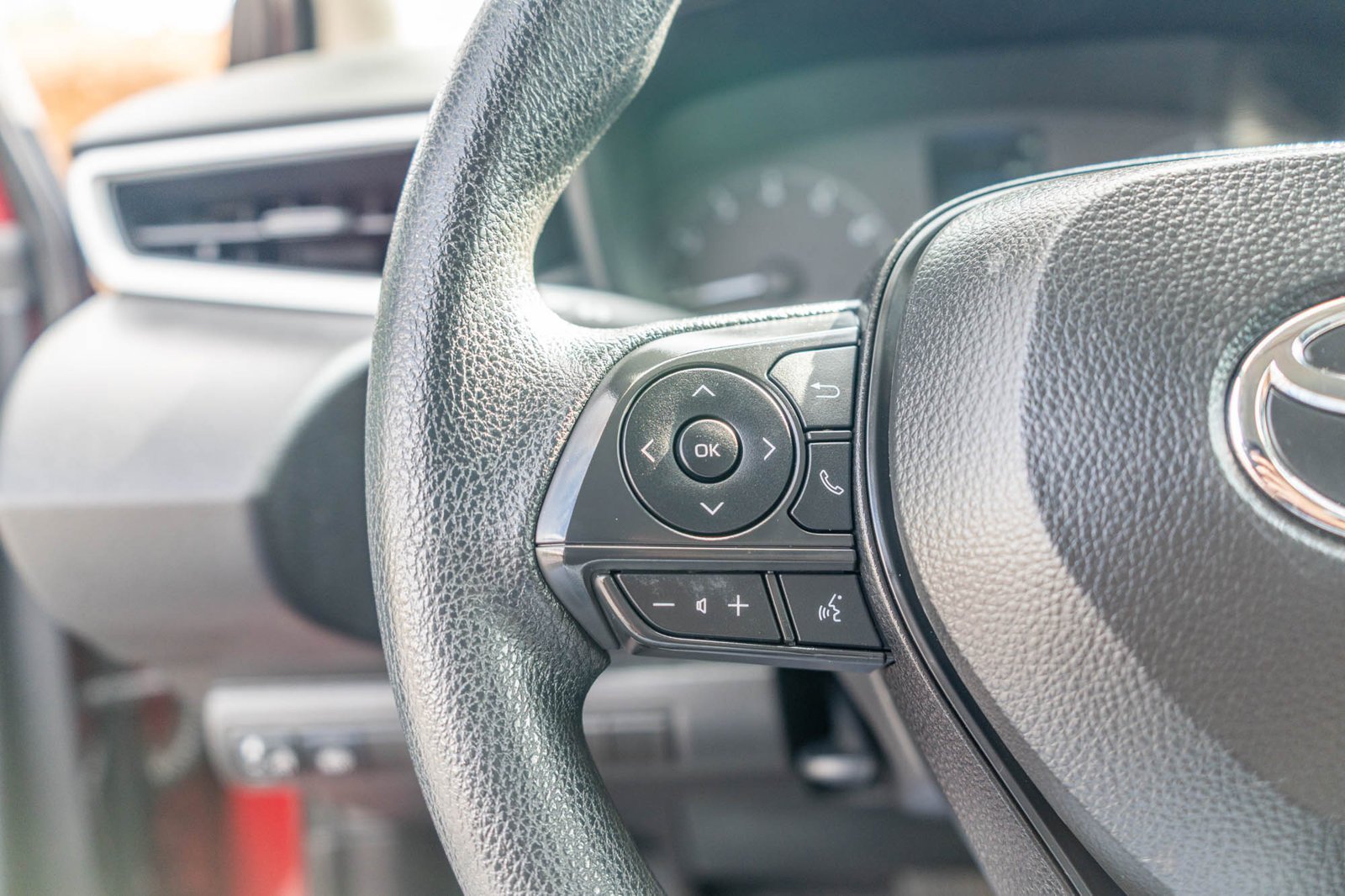Certified Used 2025 Pearl Toyota LE image 27