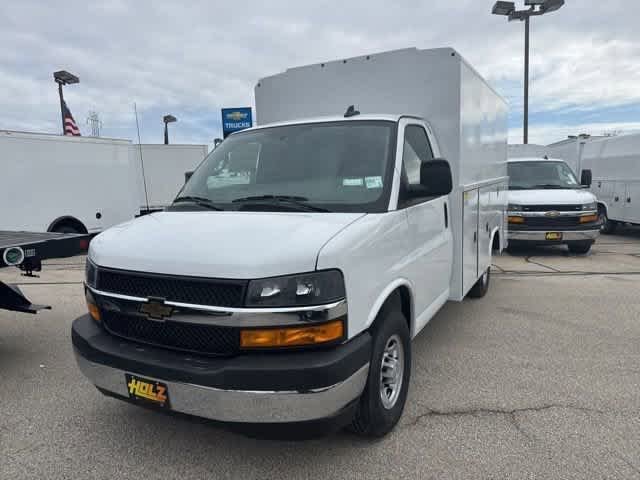 2025 Chevrolet Express Cutaway Base