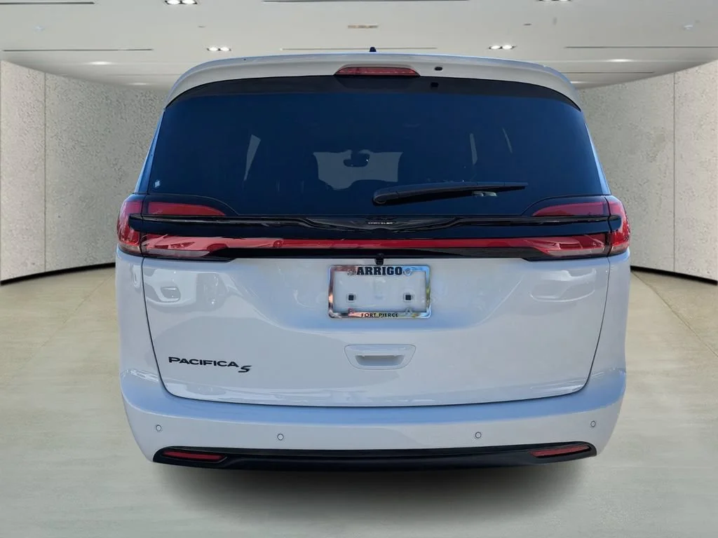 New 2026 Bright White Clear-Coat Exterior Paint Chrysler Select image 6
