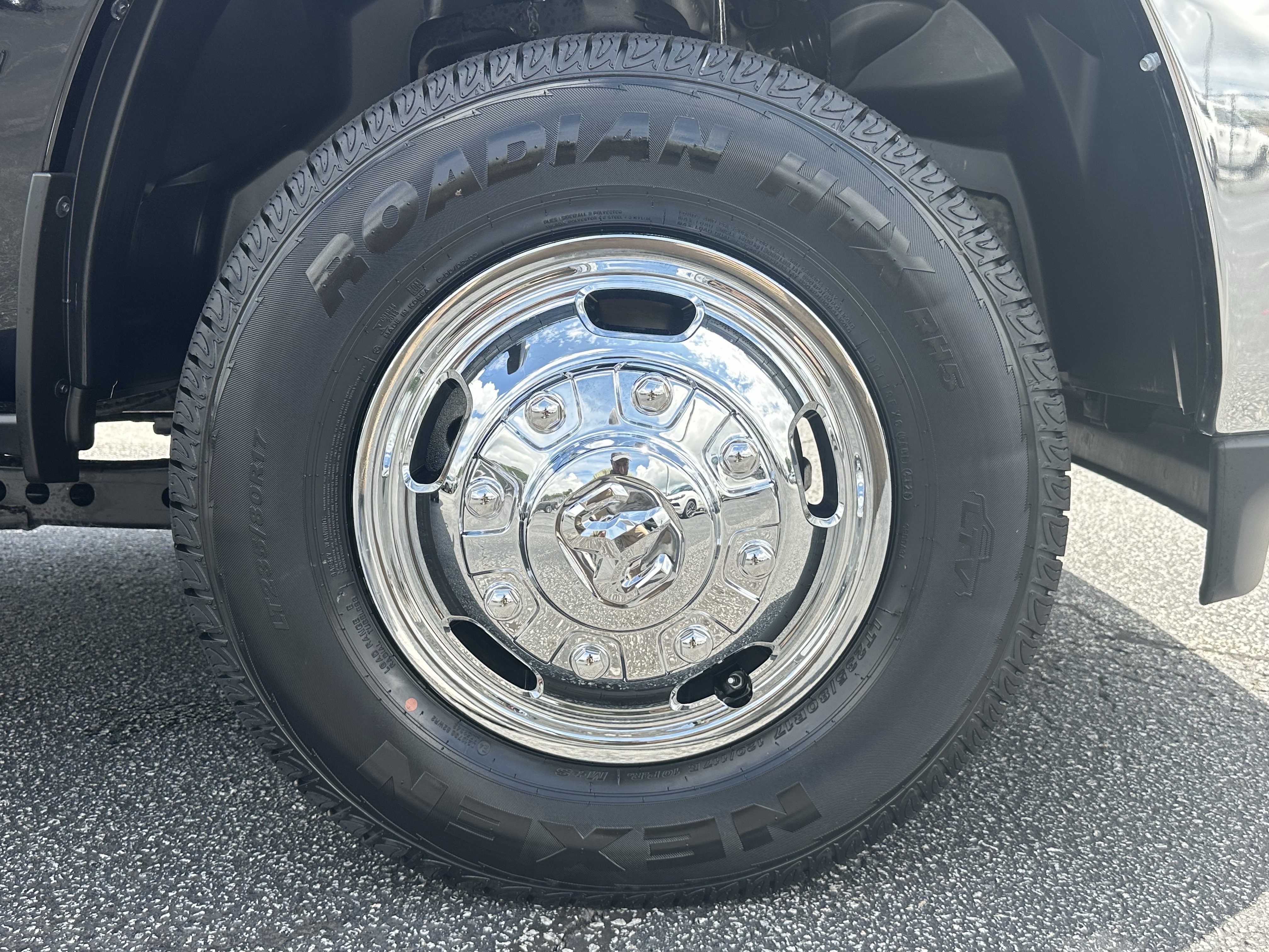 New 2026 Diamond Black Crystal Pearl-Coat Exterior Paint RAM Tradesman image 13