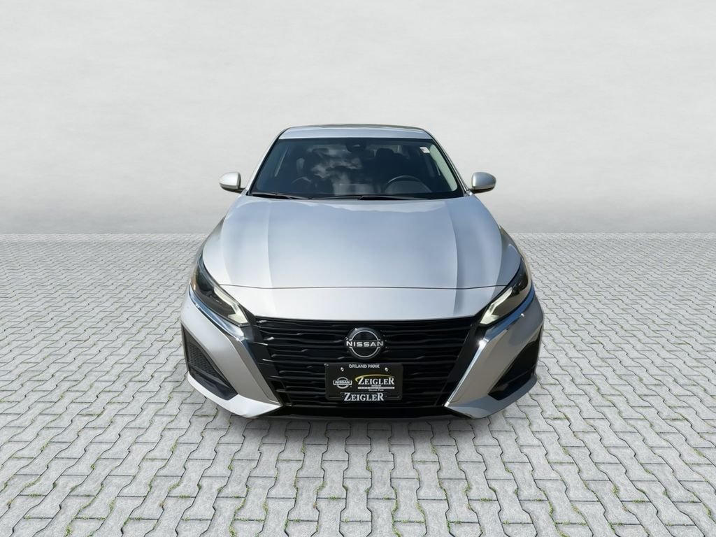 Used 2023 Silver Nissan 2.5 SV image 3
