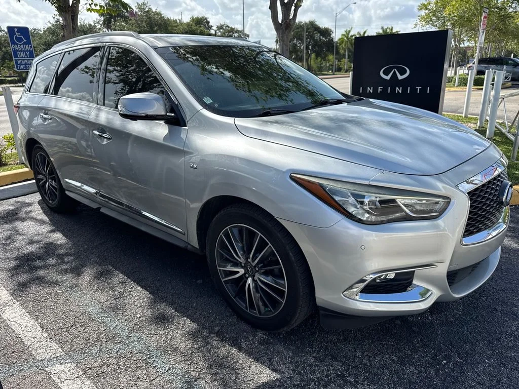 Used 2019 Silver INFINITI LUXE image 3