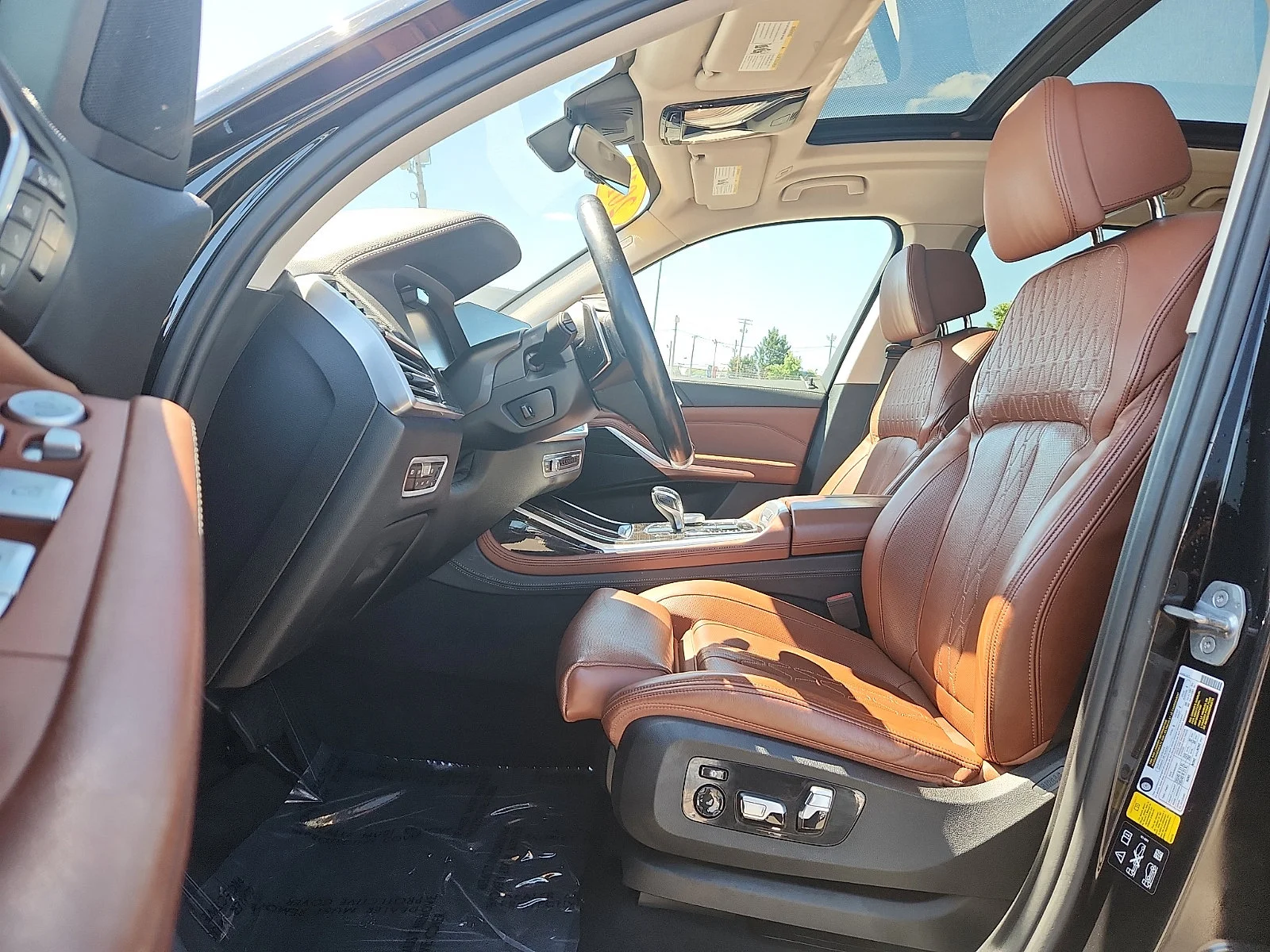 Used 2019 Black BMW xDrive40i image 13