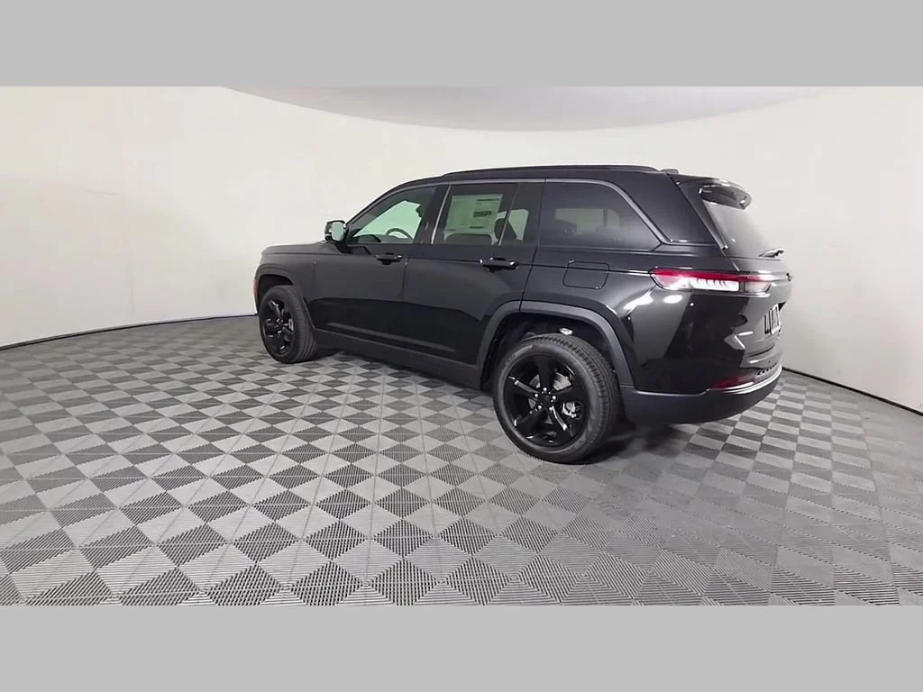 New 2026 Diamond Black Crystal Pearl-Coat Exterior Paint Jeep Limited image 29