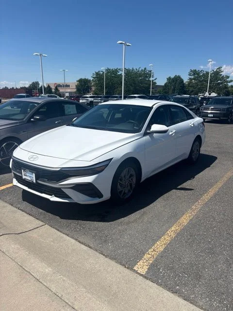 Used 2025 White Hyundai Blue image 1