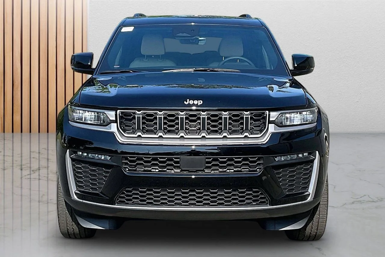 New 2026 Diamond Black Crystal Pearl-Coat Exterior Paint Jeep Limited image 3