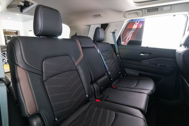 Used 2025 Silver Nissan Platinum image 36