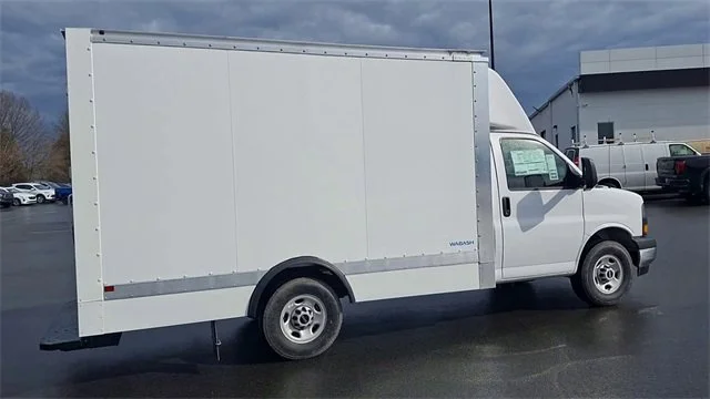 New 2025 Summit White GMC 1WT image 2