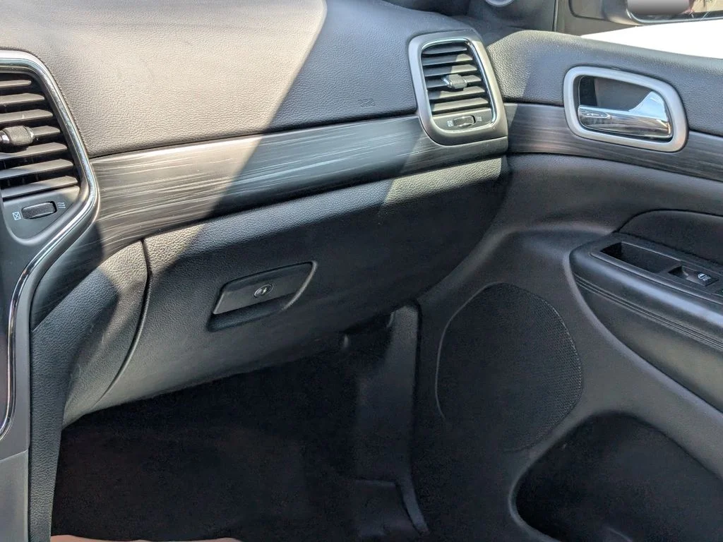 Used 2021 Red Jeep Laredo E image 18